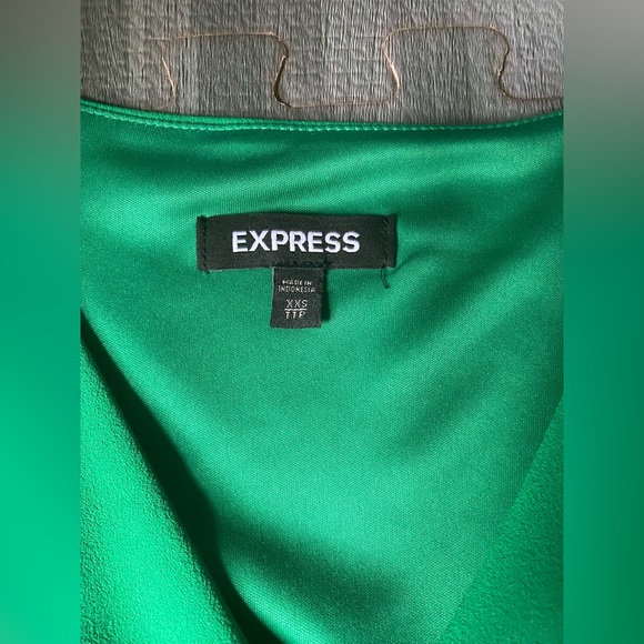 🏷️ 🛍️ NWOT Express GREEN Surplice Front Sheath Dress 🏷️ 🛍️ - Picture 8 of 8